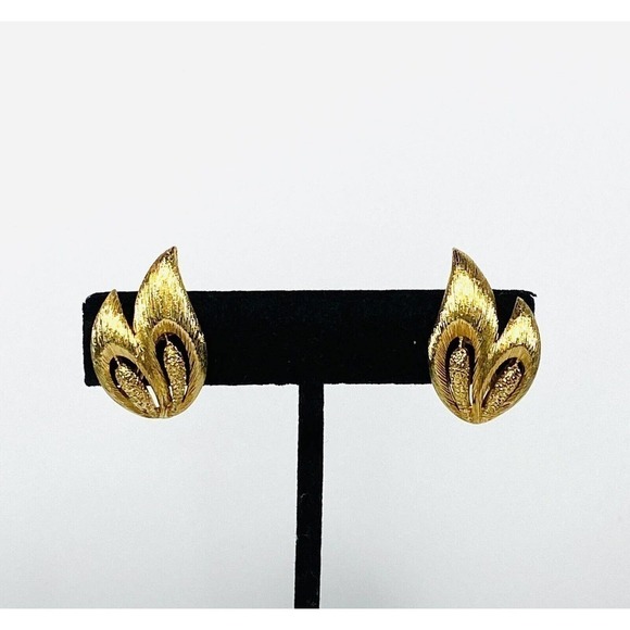 MONET Clips Clip Ons Earrings Gold Tone Textured Double Leaf Vintage Signed - Picture 11 of 16